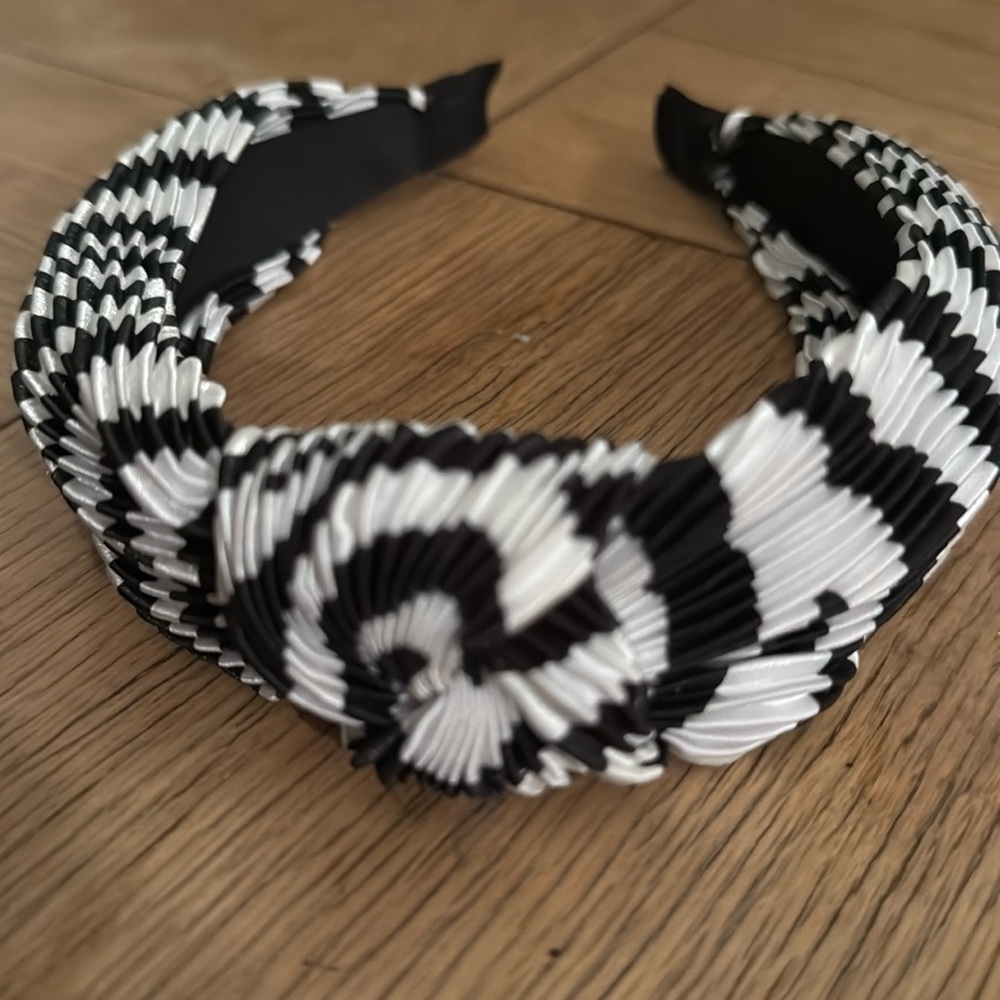Zebra-like Knotted Headband